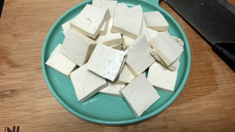 白菜炖豆腐➕番茄虾米白菜炖豆腐,豆腐清洗切片
