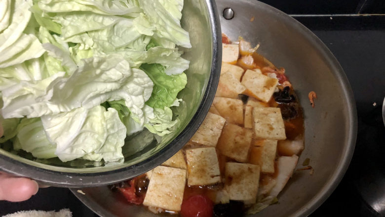 白菜炖豆腐➕番茄虾米白菜炖豆腐,加入菜叶