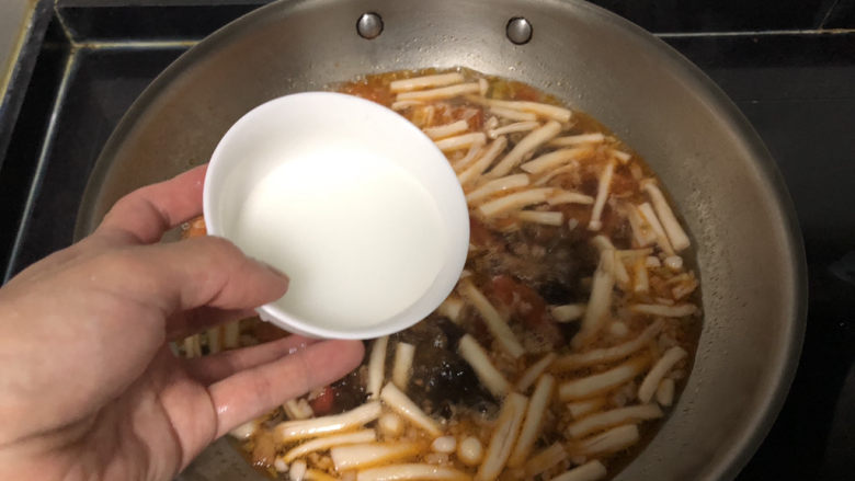 白玉菇鸡蛋汤,转大火，淋适量水淀粉，稍微收汁