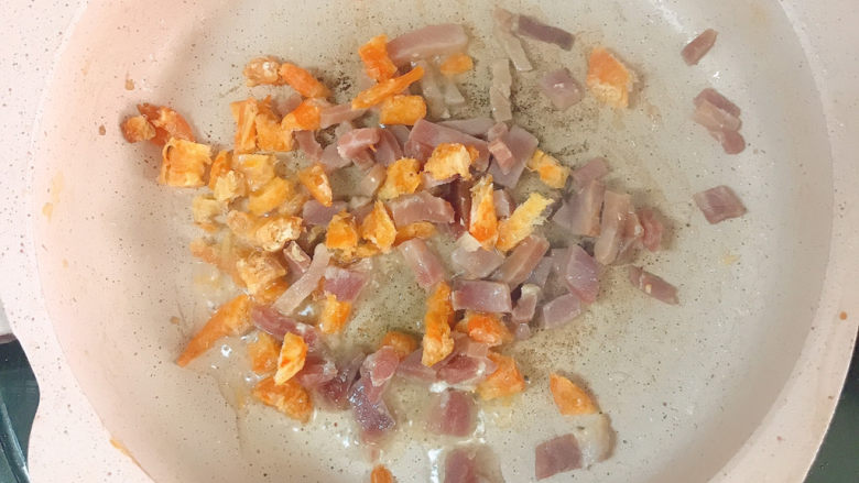 广式萝卜糕,热锅冷油，下虾米和腊肉碎炒香