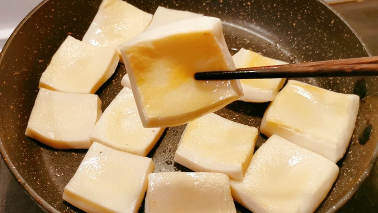 干锅千叶豆腐,煎至千叶豆腐膨胀 外皮微微黄色 取出备用