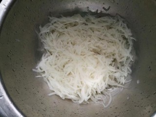 广式萝卜糕,萝卜去皮洗净擦丝，放入沸水中汆烫两分钟捞出，煮时加胡椒粉。