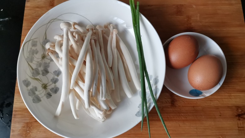 白玉菇鸡蛋汤,准备好所需要的食材。