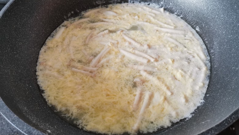 白玉菇鸡蛋汤,喜欢鸡蛋块大一点的就火小一点。大火煮出来蛋会比较碎。