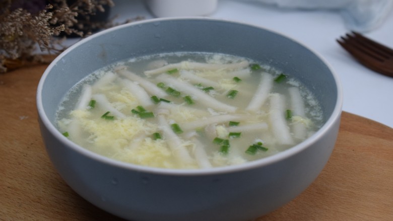 白玉菇鸡蛋汤,煮开后盛入碗中撒上少许的葱花提香增色。