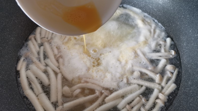 白玉菇鸡蛋汤,直到全部倒光。