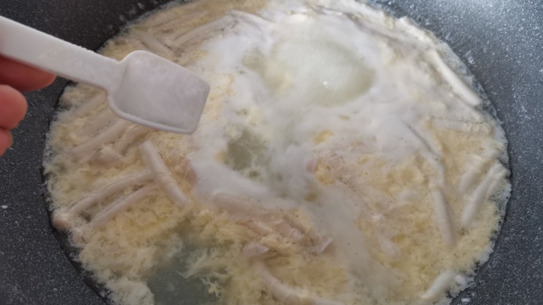 白玉菇鸡蛋汤,煮开后加入一勺盐调味。没有高汤的可以加点鸡精提鲜。