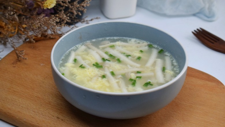 白玉菇鸡蛋汤,你也可以用自己喜欢的其它菌类来做哦。