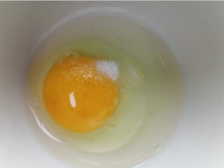 丝瓜蛋汤,鸡蛋磕入碗中撒少许盐调味