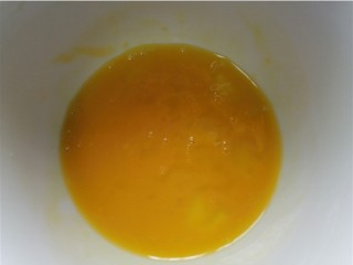 丝瓜蛋汤,将蛋液搅打均匀