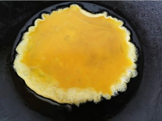 丝瓜蛋汤,锅内放油烧热倒入蛋液