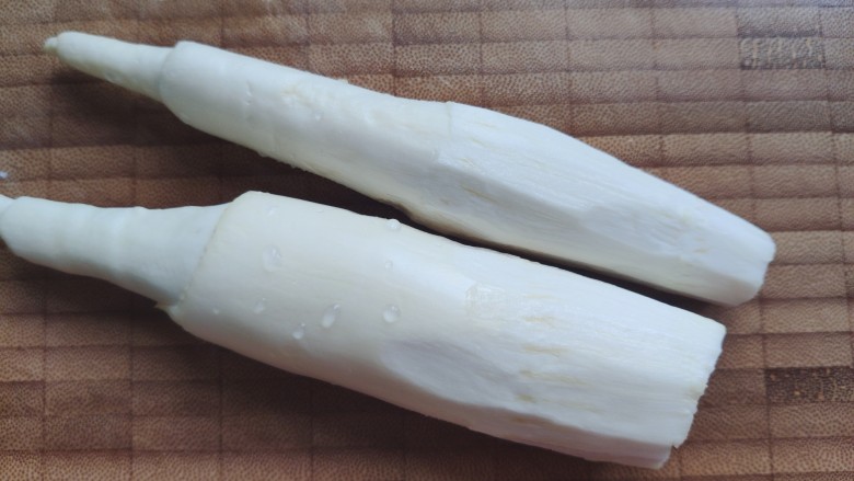 胡萝卜炒肉丝,茭白洗净，切去尾部老的一部分，用削皮刀削掉尾部的老皮