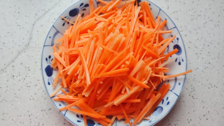 胡萝卜炒肉丝,胡萝卜去皮洗净之后切成丝