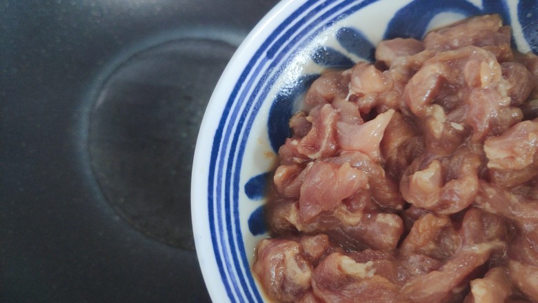 胡萝卜炒肉丝,待锅内油热，下猪肉丝