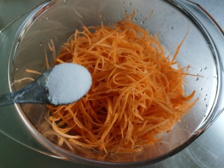 炸胡萝卜丸子,胡萝卜洗净用刨丝器刨成萝卜丝，加入少许盐拌匀。