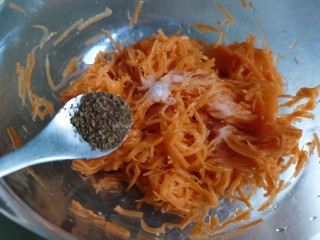 炸胡萝卜丸子,加入花椒粉。