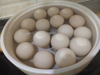 乡巴佬卤蛋,鸡蛋洗一下冷水下锅中小火煮15－20分钟