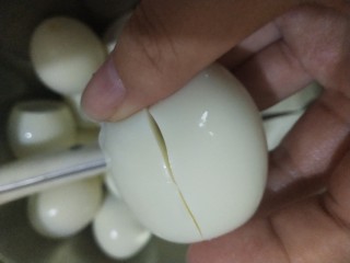 乡巴佬卤蛋,用刀在鸡蛋上化几刀方便入味