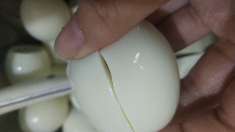 乡巴佬卤蛋,用刀在鸡蛋上化几刀方便入味
