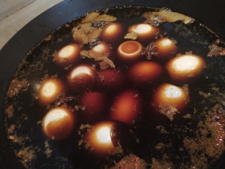 乡巴佬卤蛋,把鸡蛋也放进去，小火卤20－30分钟