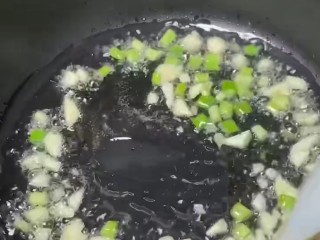 丝瓜蛋汤,放入少许的油葱蒜爆香一下。