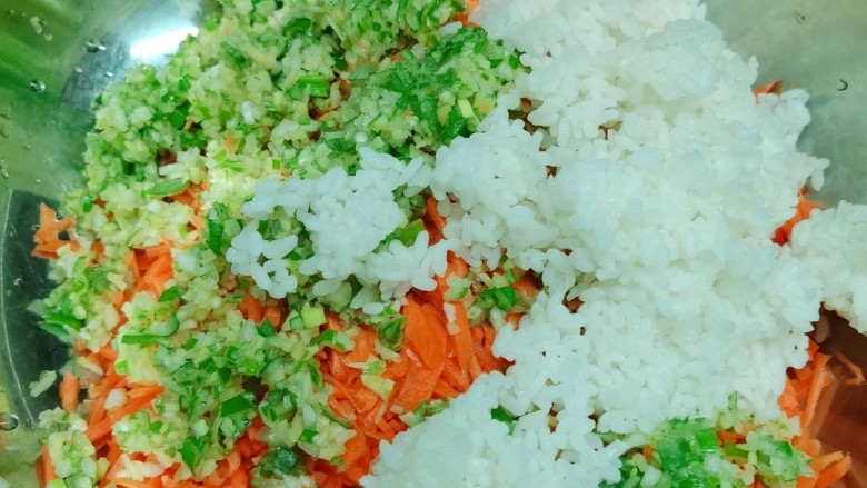 炸胡萝卜丸子,把所有准备好的材料放入盆中，将米饭捏成粘，