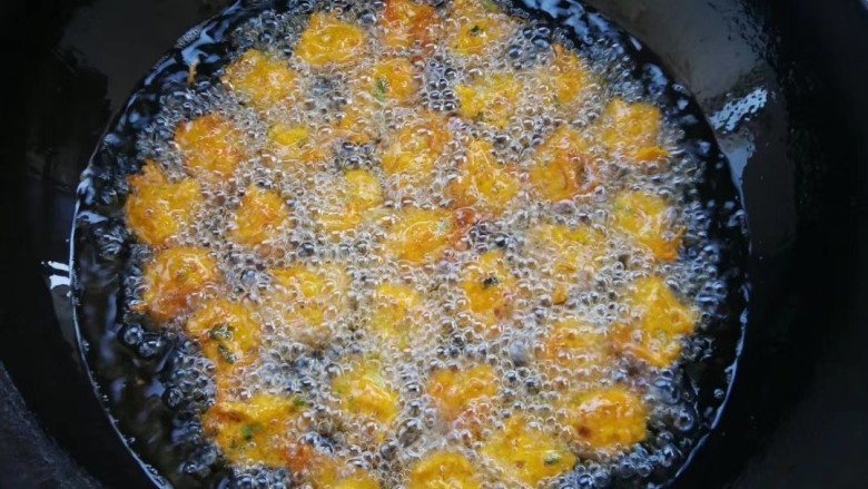 炸胡萝卜丸子,将丸团依次放入锅中，丸子炸成金黄脆就可以了，中小火