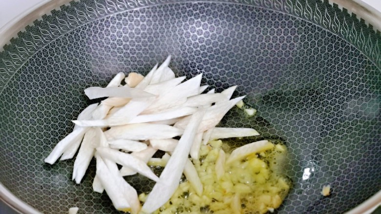 腐竹炒木耳,起油锅，加入蒜末炒香，再加入杏鲍菇翻炒至变软。