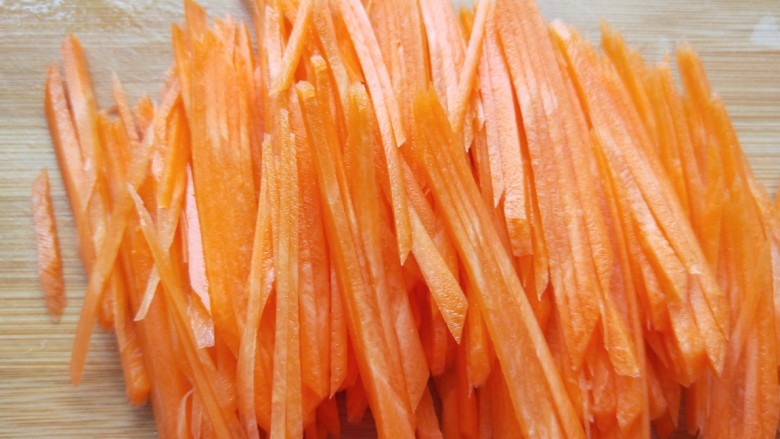 胡萝卜炒肉丝,在切成细丝。