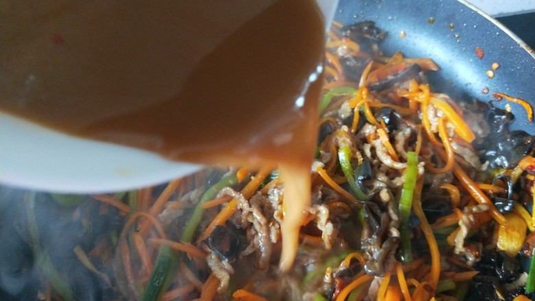 胡萝卜炒肉丝,搅拌均匀倒入锅中。