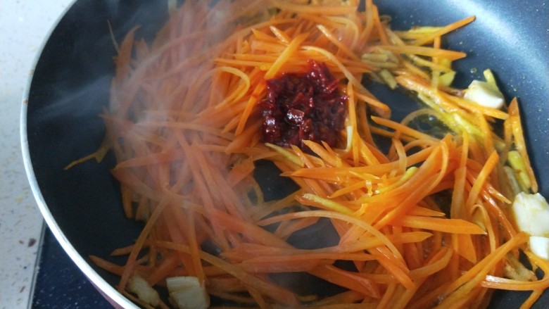 胡萝卜炒肉丝,一勺豆瓣酱翻炒均匀。