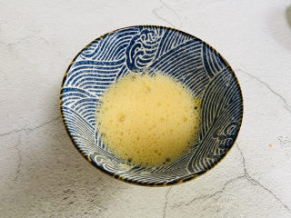 丝瓜蛋汤,鸡蛋打入碗中加入适量盐和白胡椒粉打散备用