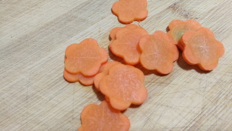 减脂系~#荷兰豆炒虾仁#,我把胡萝卜压成了可爱的小花状。