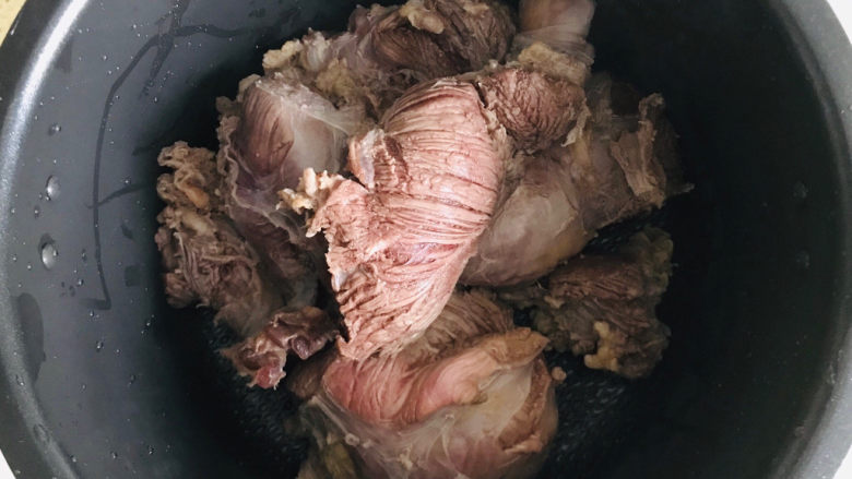 五香酱牛肉,焯过水的牛肉用清水洗干净，放进高压锅里