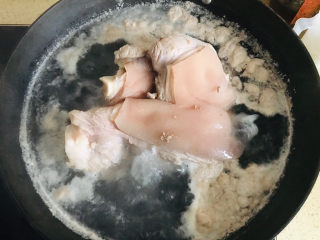 冰糖猪肘子,猪肘子洗净后，放进锅里，加冷水煮沸，焯水的过程中会有浮沫冒出来，扔掉即可