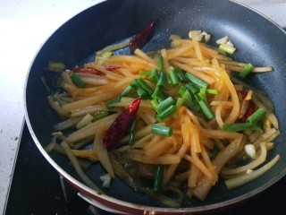 清炒南瓜丝,最后加小葱段出锅。