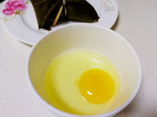 金沙粽子,碗里打一个鸡蛋。