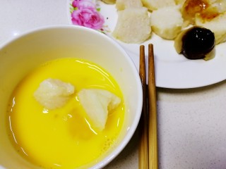金沙粽子,鸡蛋打散，放入粽子块，裹上蛋液。