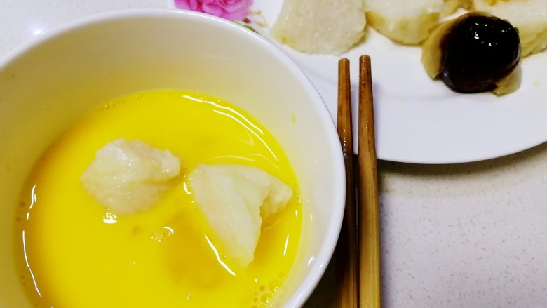 金沙粽子,鸡蛋打散，放入粽子块，裹上蛋液。