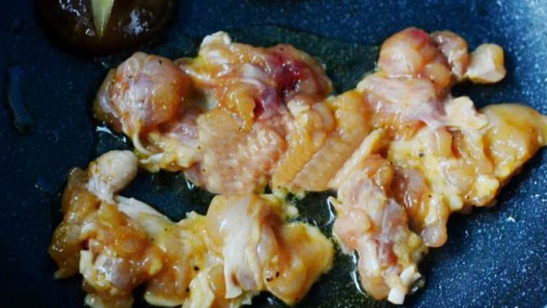 法式黑椒鸡腿黑米饭，简单易做,将腌制好的鸡腿肉放入煎熟（先放入有皮的那面）