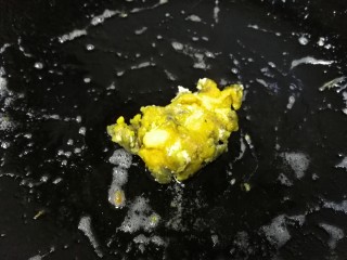 金沙粽子,用锅里的底油，放入咸蛋黄。
