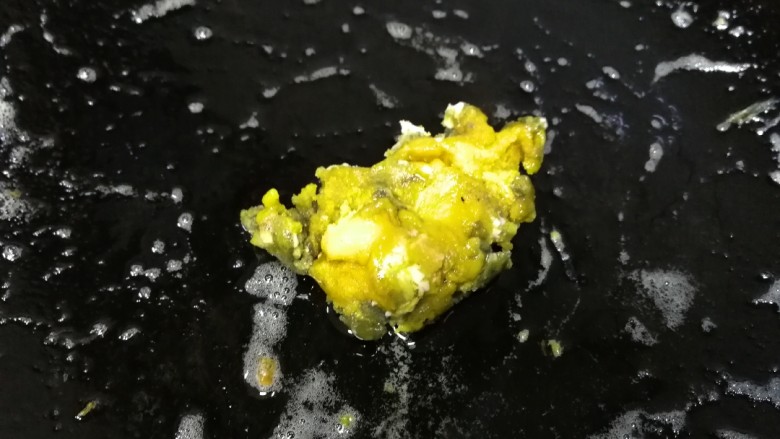 金沙粽子,用锅里的底油，放入咸蛋黄。