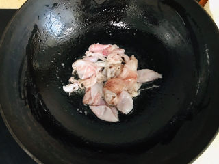 一碗鲜美的海鲜骨汤面,冷锅热油，油烧热后，加入小鱿鱼煸炒几下，加入料酒，继续翻炒均匀