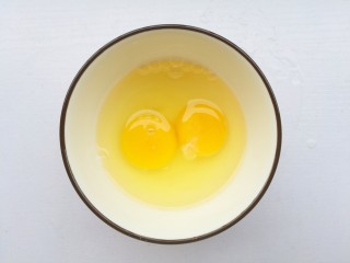丝瓜蛋汤,鸡蛋打散。