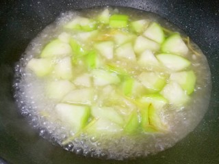 丝瓜蛋汤,加入一大碗水煮开。