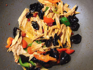 腐竹炒木耳,快速翻炒，让每片蔬菜都裹满汤汁，盛出装盘。