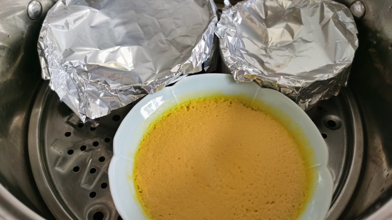 南瓜布丁,放入蒸锅蒸制大约8—10分钟就可以了。根据个人喜欢直接热着吃或放入冰箱冷藏后再吃都非常美味。