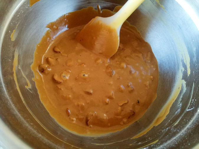 红糖红枣发糕,用硅胶刮刀把混合物搅拌均匀。