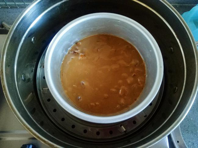 红糖红枣发糕,蒸锅放好水，加热到温热后关火，把面糊放在屉上，盖上盖子发酵40-50分钟。