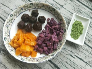 水晶粽子,紫薯芒果切小块，豆沙揉成几个小团，抹茶粉准备好